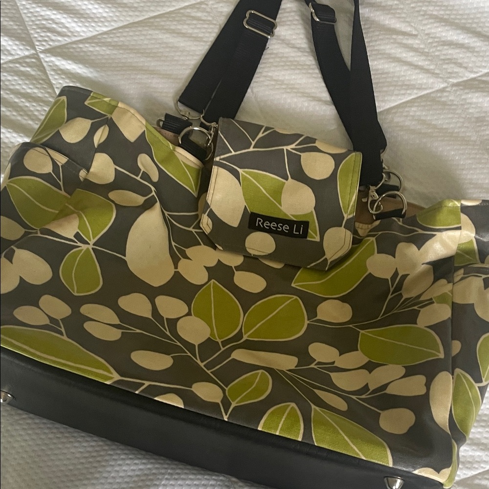 Green and Cream Leaf Pattern Women's Bag